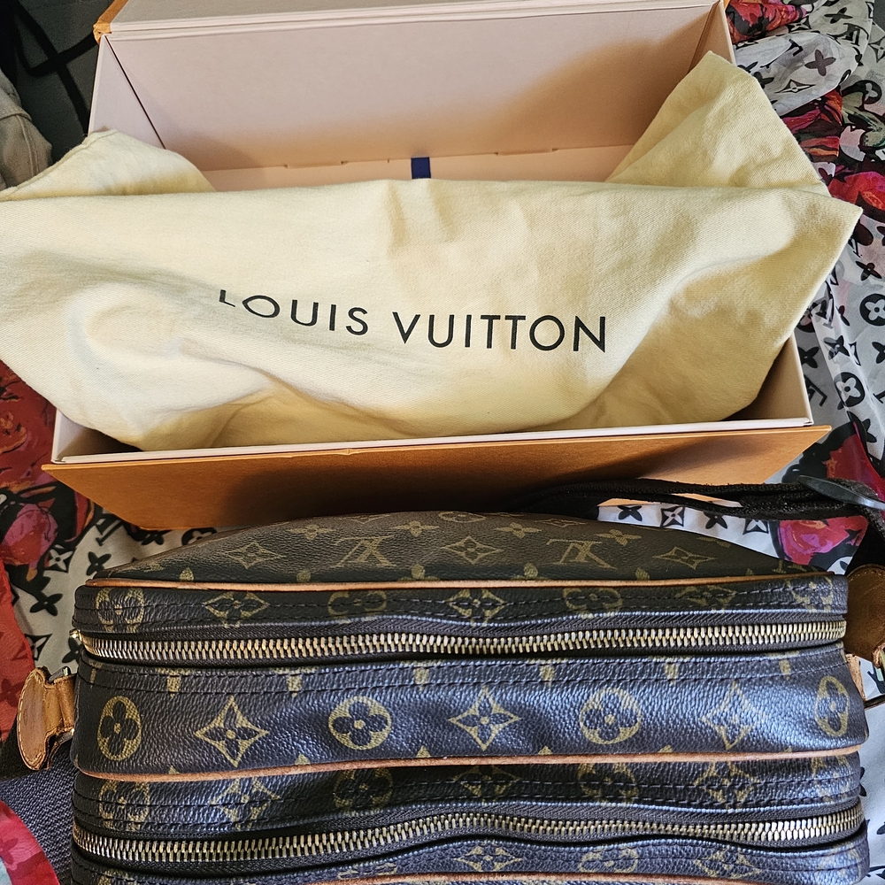 LV w/COA Monogram Reporter Bag in EUC - Picture 6 of 15